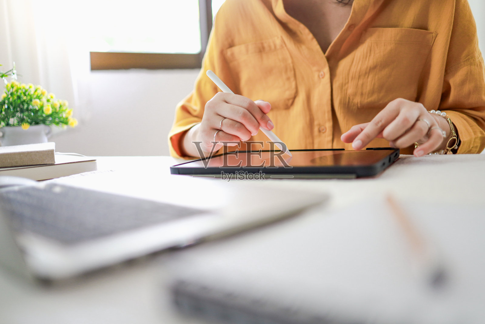 年轻的女性设计师艺术家绘制图形为新的设计在平板电脑在家里艺术设计绘图业务和创意概念照片摄影图片