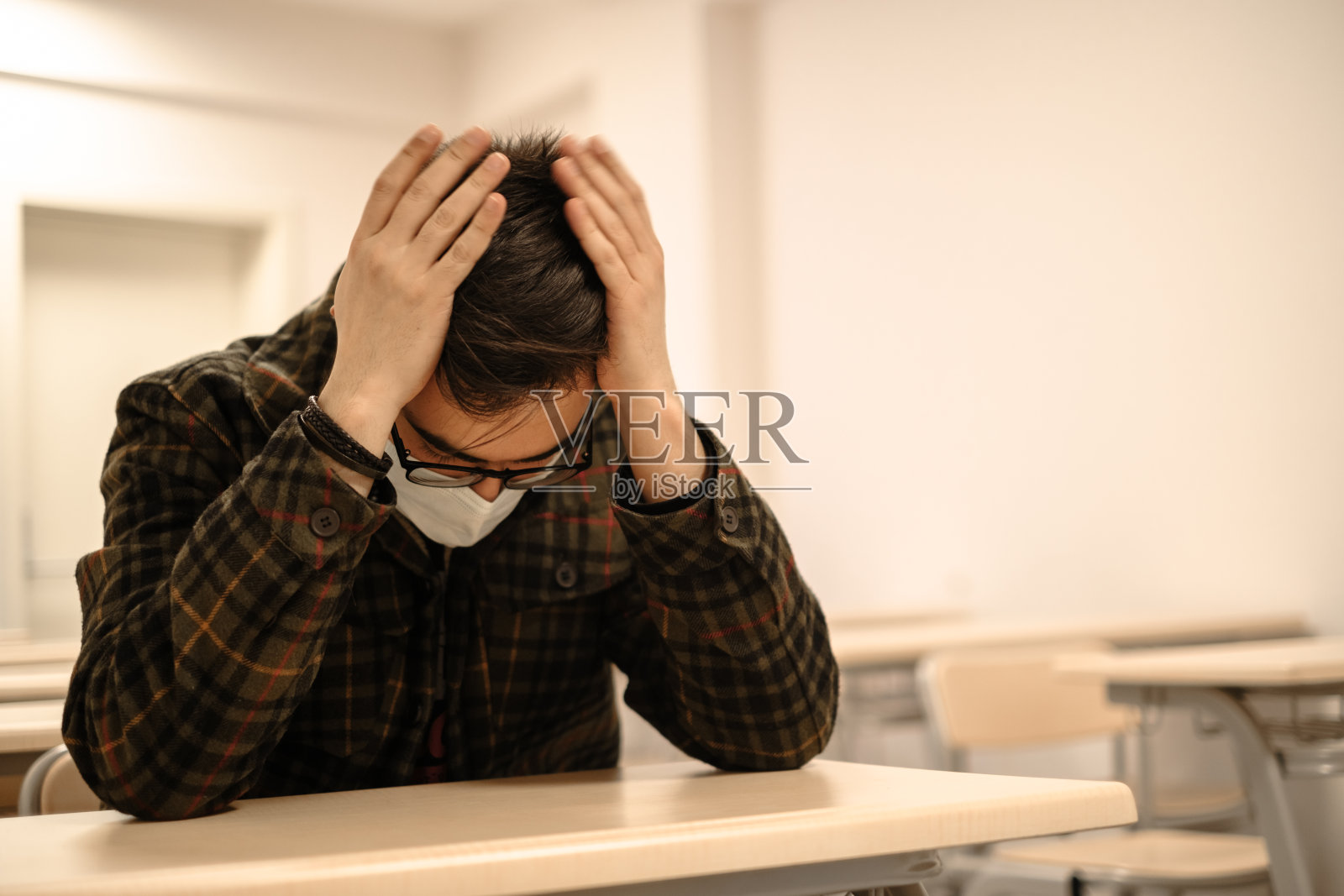 戴面具的人在教室里照片摄影图片