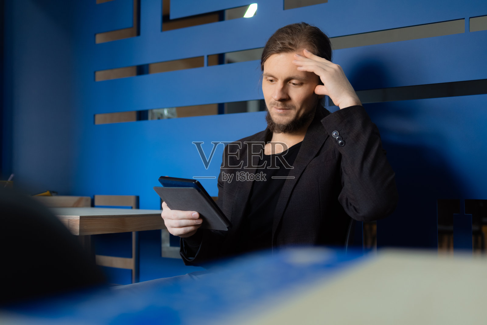 一个疲惫的自由职业者在一项新任务上工作了很长时间照片摄影图片