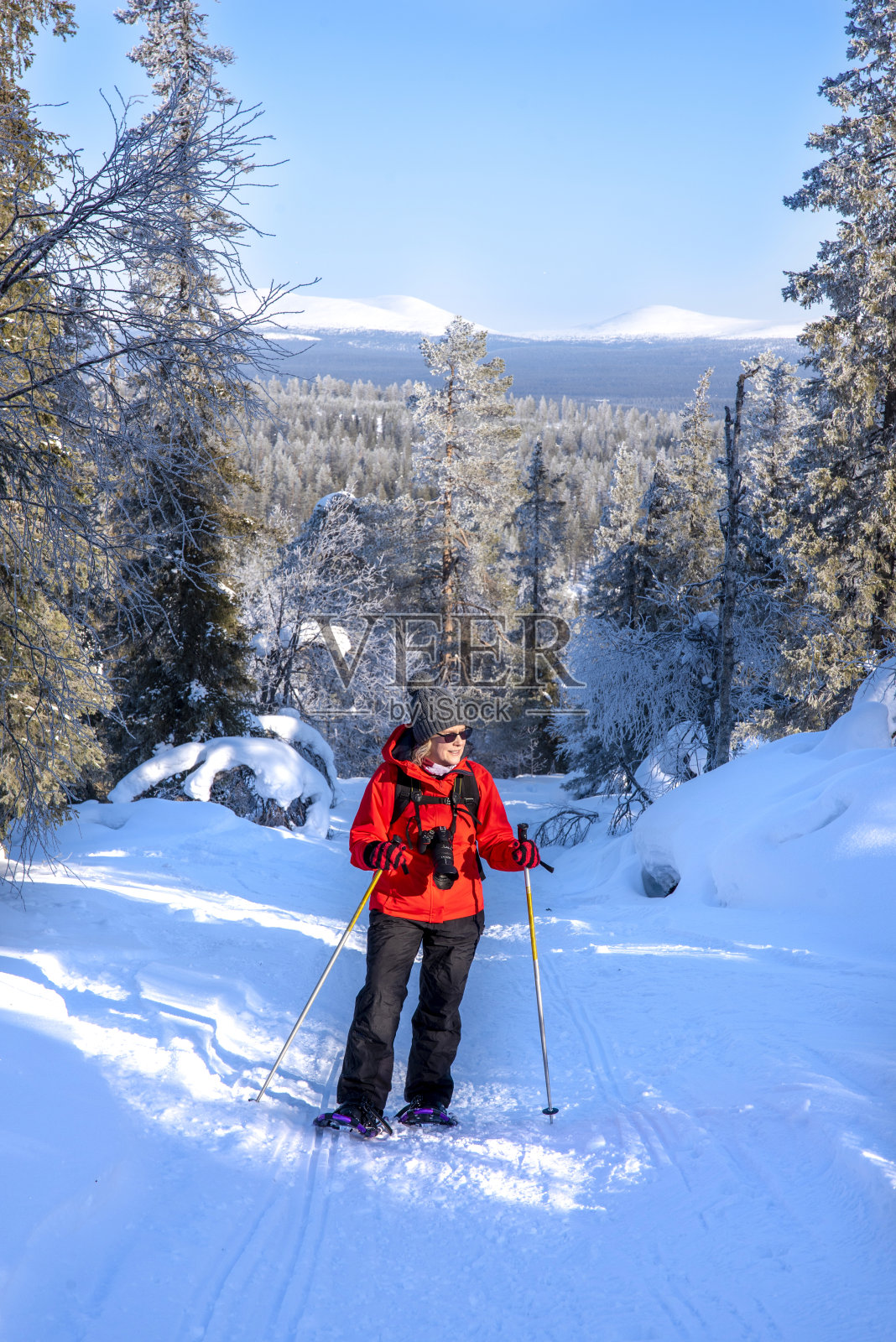 在芬兰的雪林里穿雪鞋的女人照片摄影图片