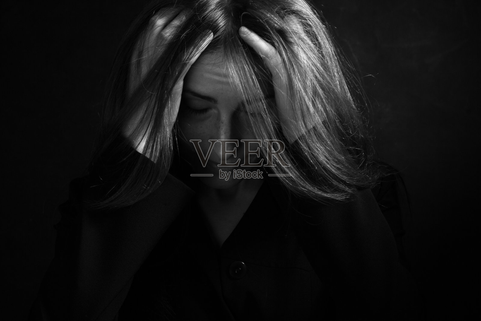 一个留着长发的年轻女孩的黑白肖像照片摄影图片