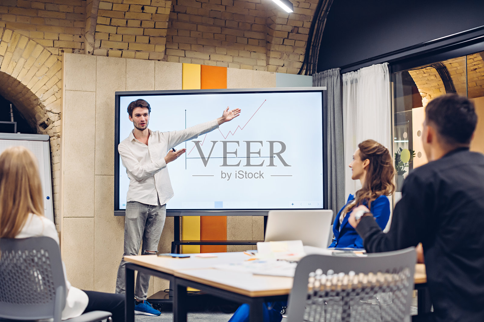 商人向同事展示增长图照片摄影图片