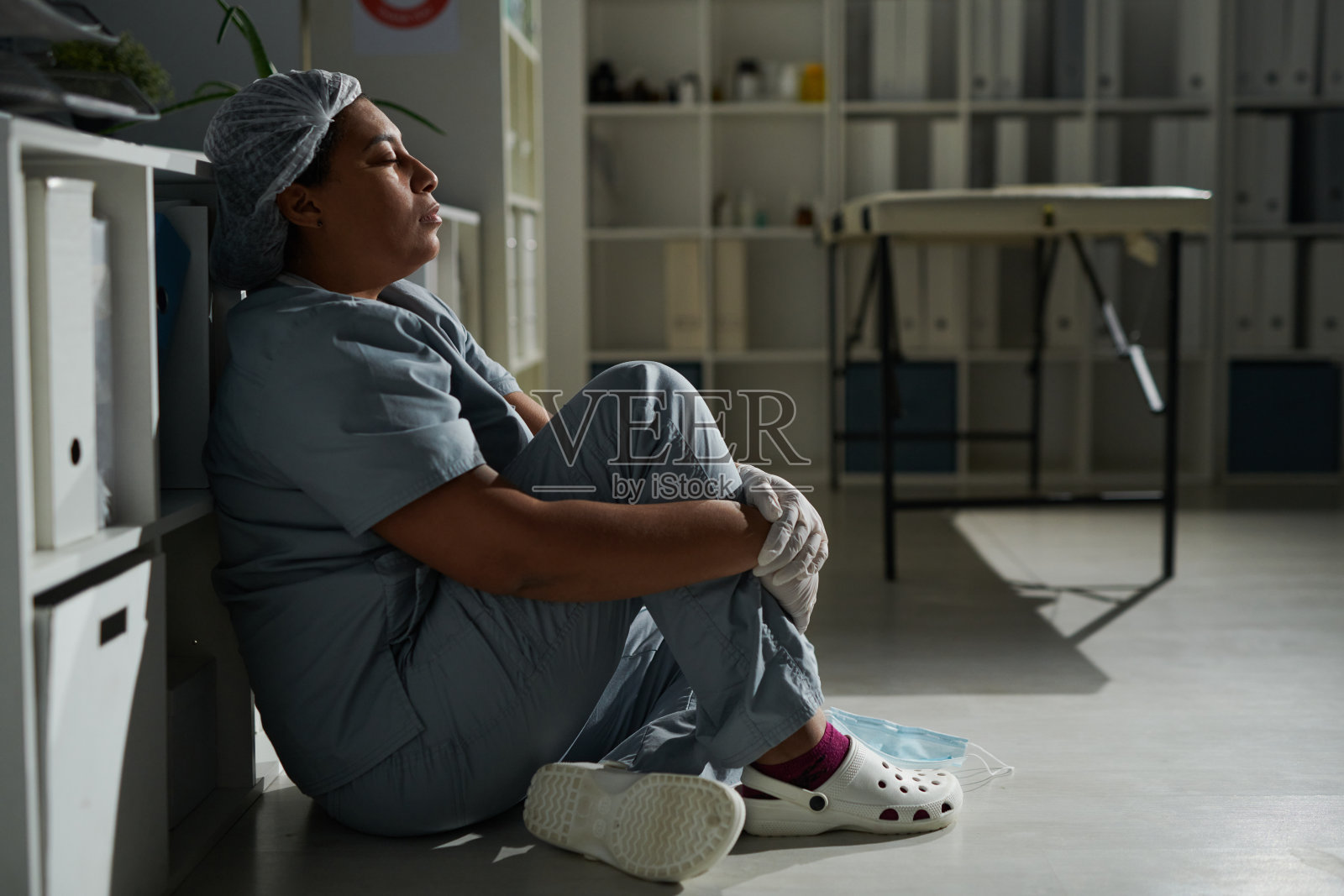 年轻疲惫的混血女临床医生在休息时闭着眼睛照片摄影图片