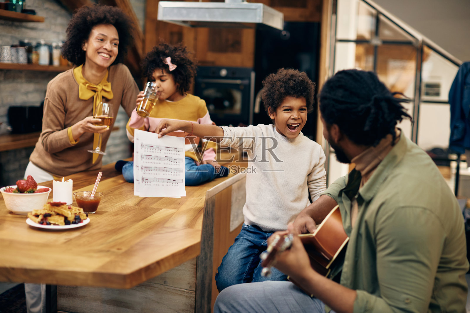 爸爸，为我们弹这首歌吧!照片摄影图片