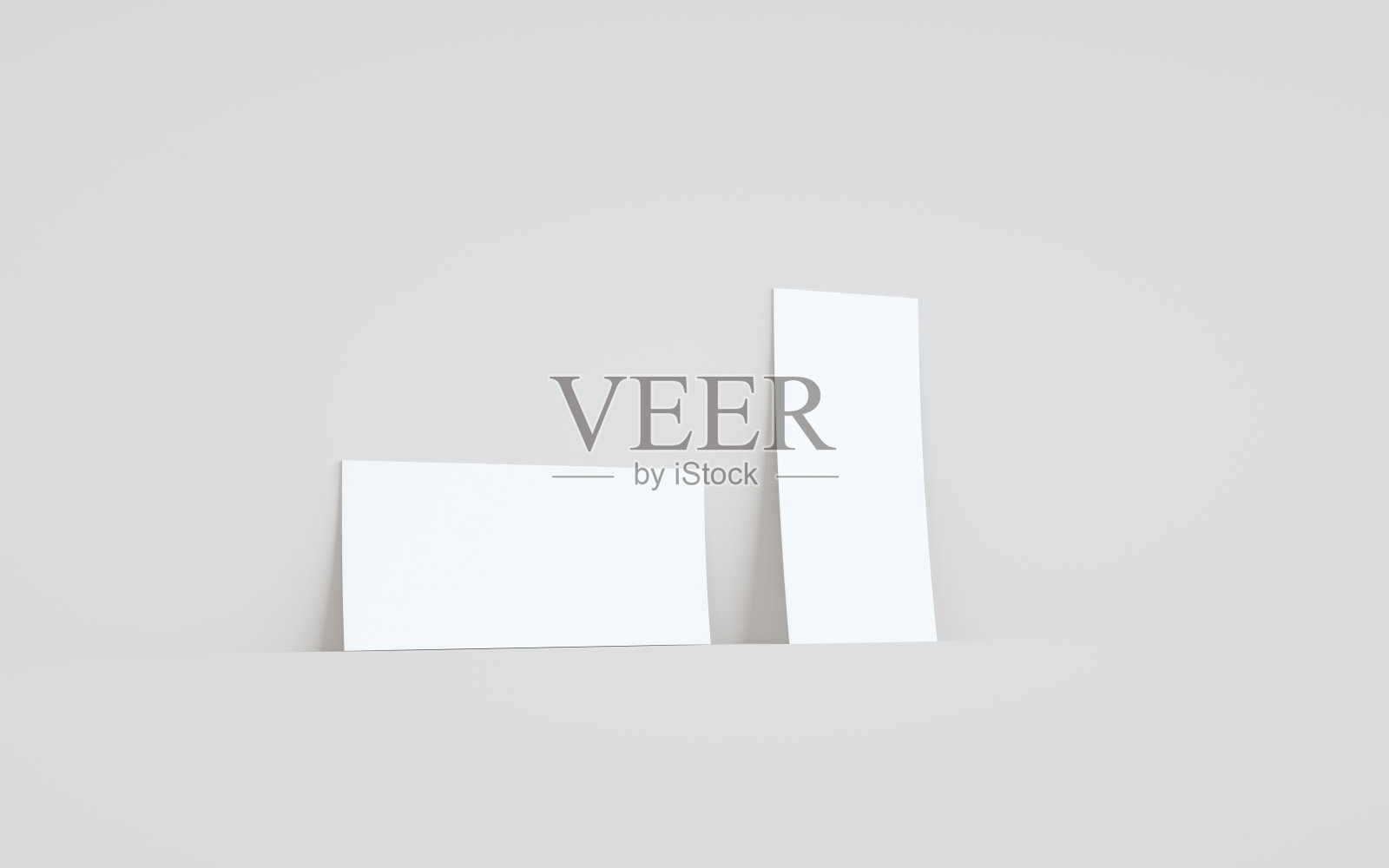 DL传单/邀请模型-两张传单对着墙的背景照片摄影图片