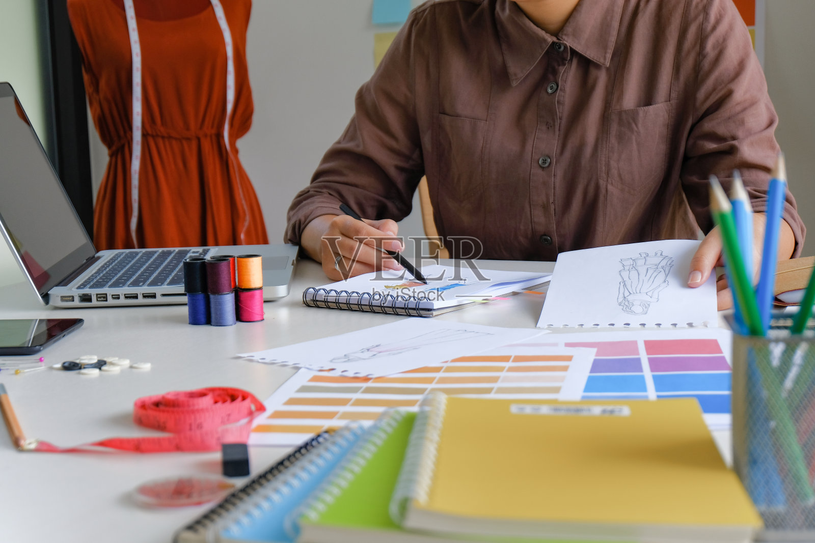 裁缝在裁缝店工作时尚时尚设计师裁缝在工作室设计新集合的服装制作和创意
时尚集合概念照片摄影图片