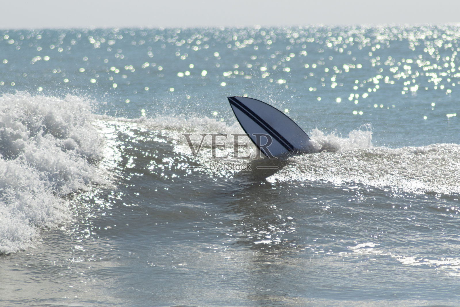 在沙滩上冲浪照片摄影图片