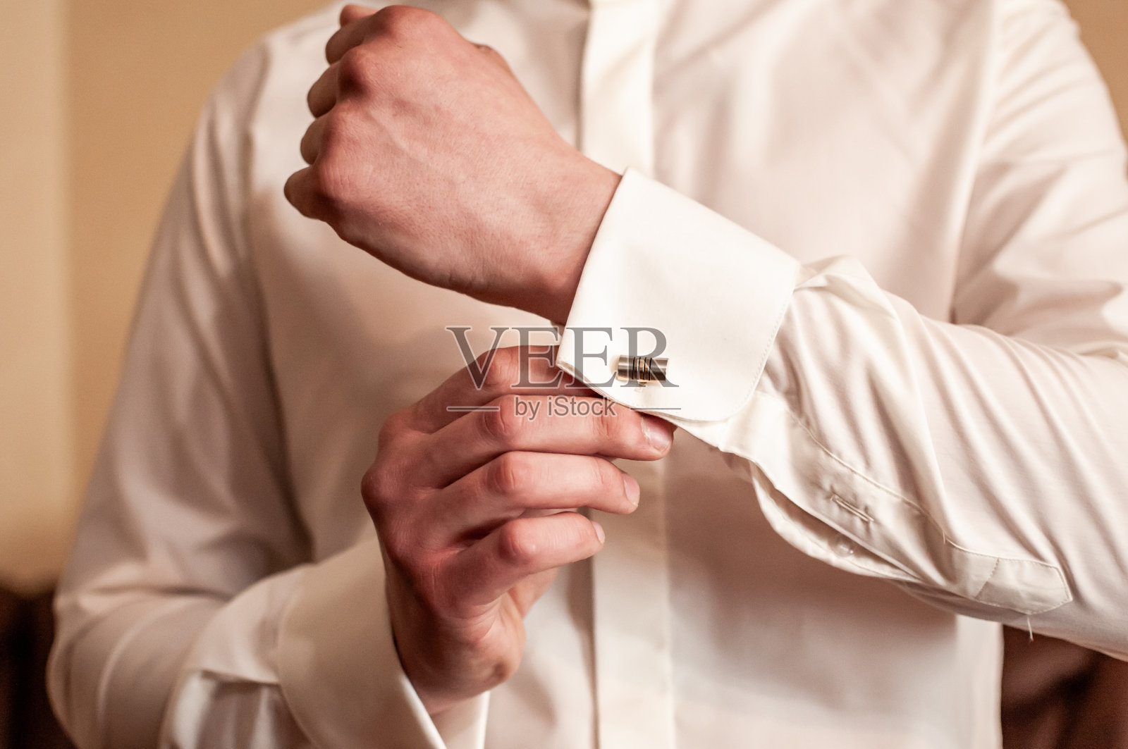 新郎在结婚前系袖扣照片摄影图片