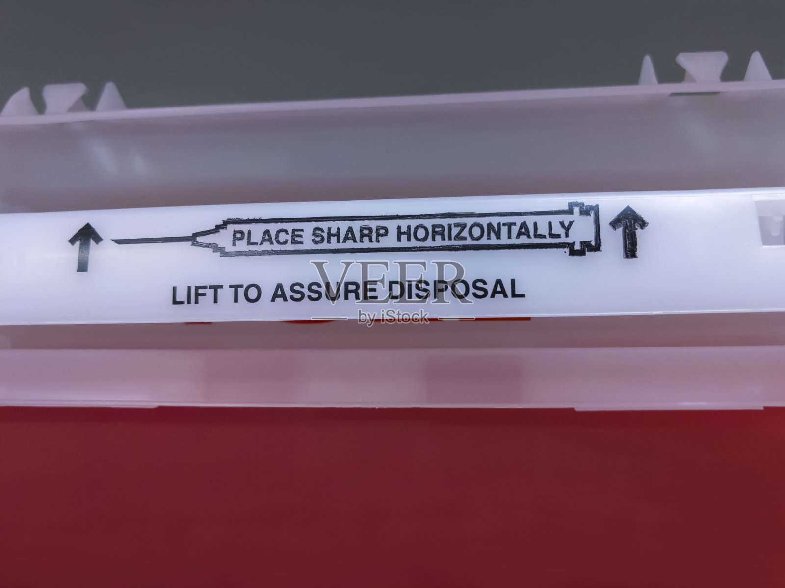 一个红色利器医疗废物容器内的医疗办公室照片摄影图片