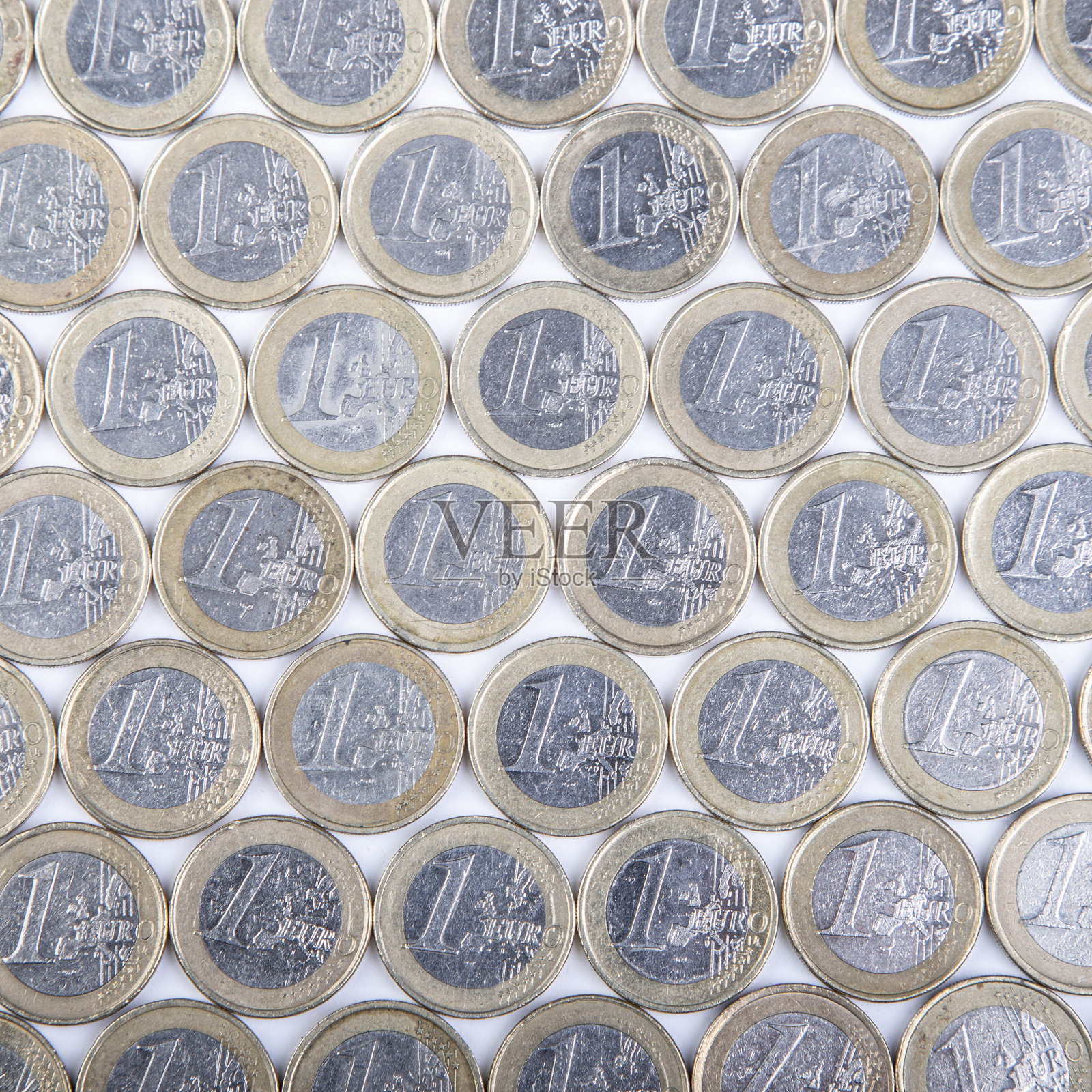 1欧元硬币排成一排作为背景照片摄影图片