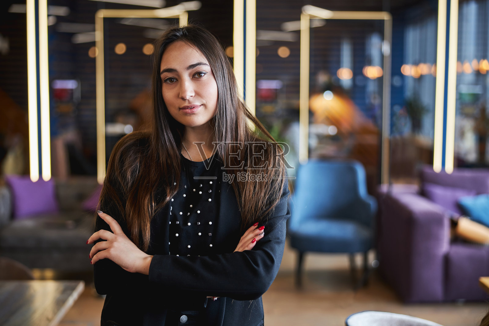 迷人的年轻女子站在现代的办公室里照片摄影图片