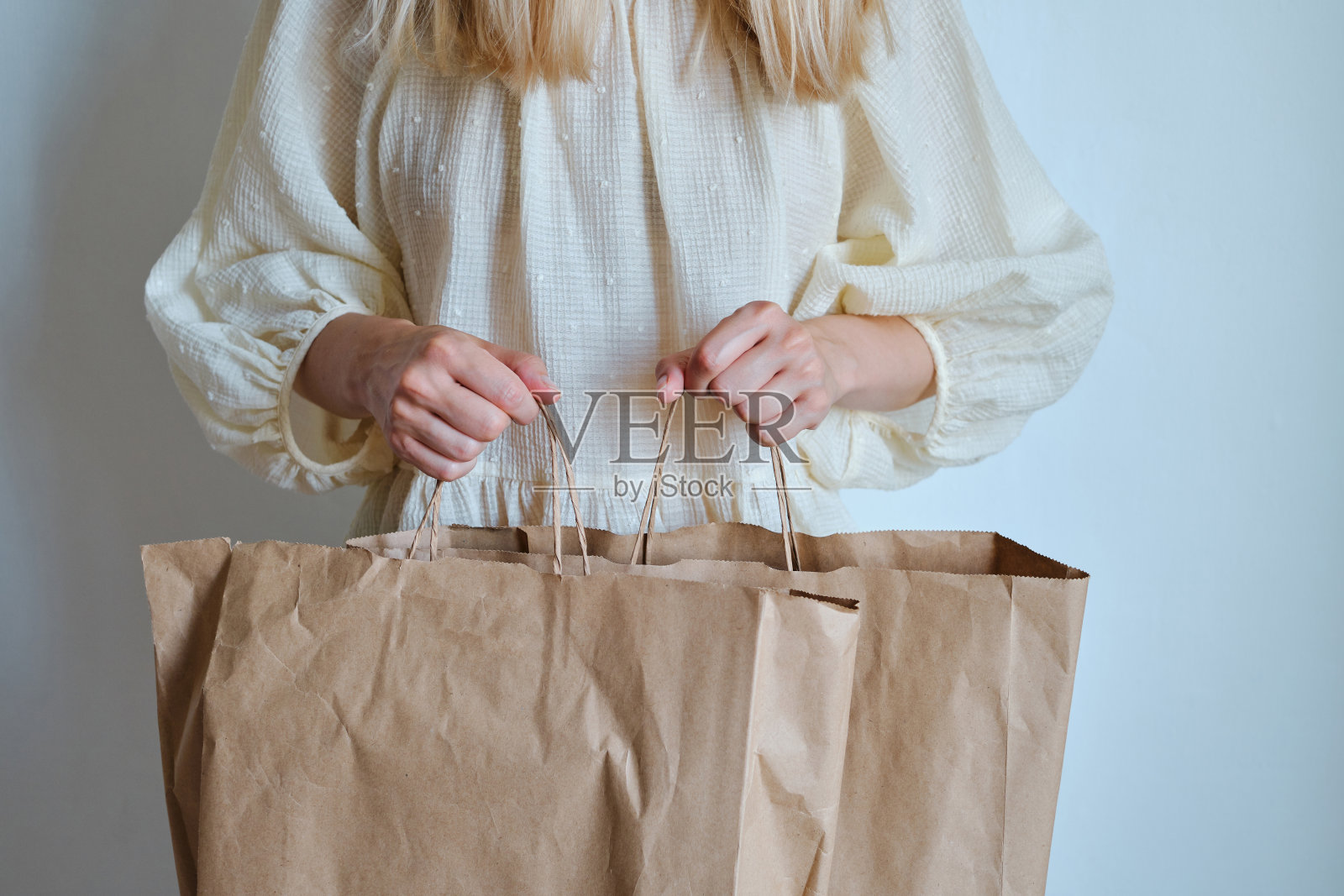 幸福的女人手里拿着购物包。纸袋。在商店销售。漂亮的年轻女孩在时装店。客户买礼物。黑色星期五销售。假日特价，打折。女性在市场照片摄影图片