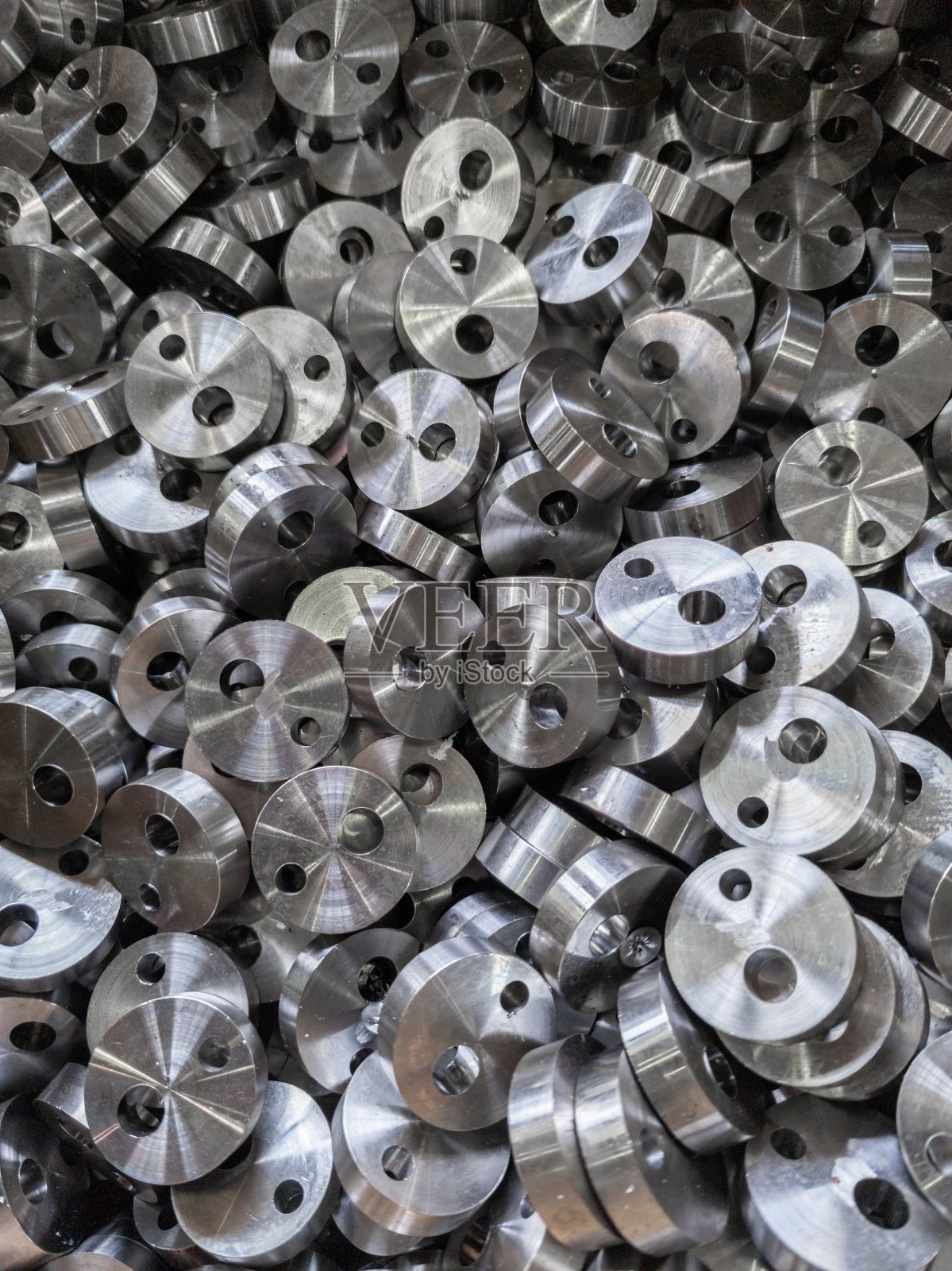 偏心钻孔后的圆钢圆柱形零件堆的全框架视图照片摄影图片