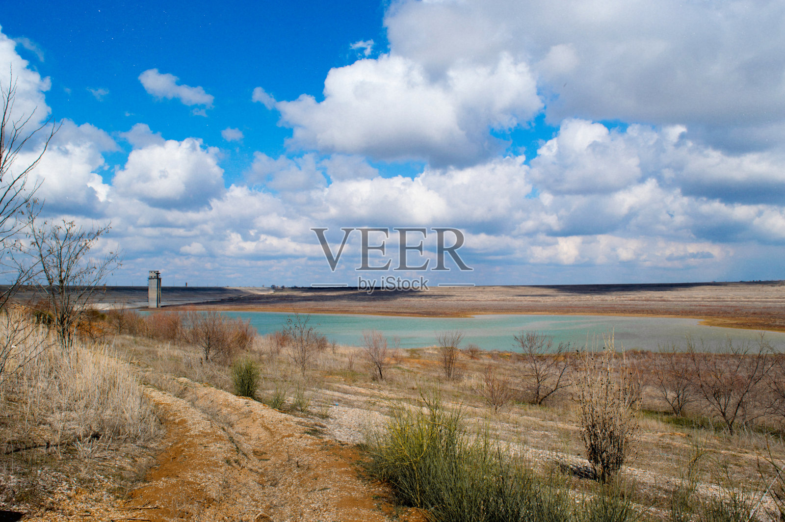 水库克里米亚,Mezhgornoye。风景秀丽，有水库、湖、云、水塔。照片摄影图片