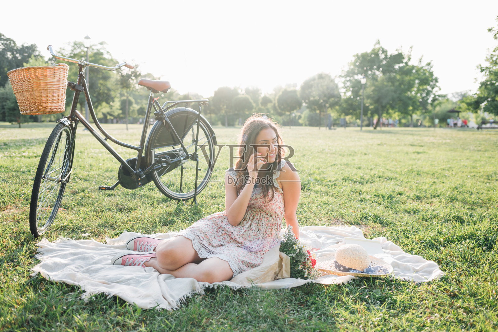骑自行车旅行后的女孩休息照片摄影图片