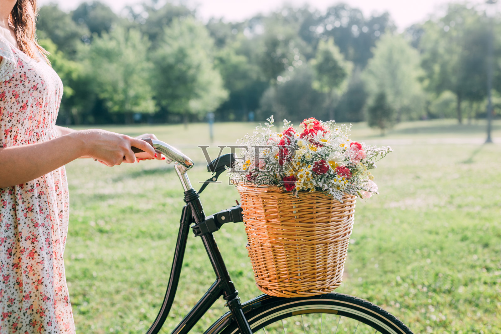 公园里拿着花篮的女人照片摄影图片