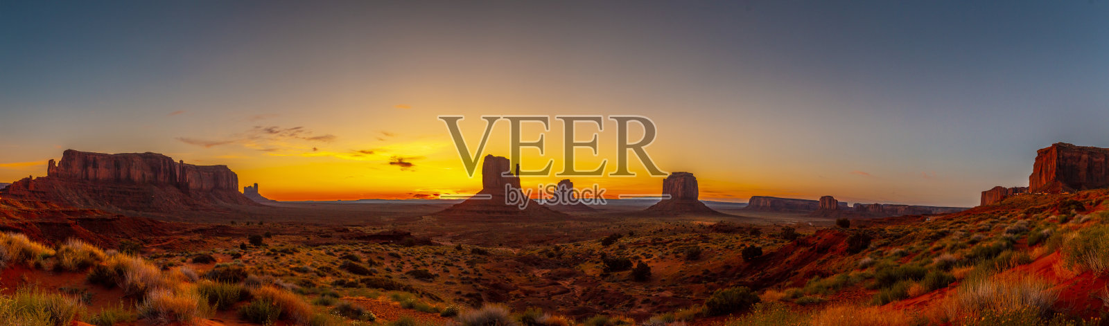 纪念碑谷的剪影在美丽的八月日出，犹他州照片摄影图片