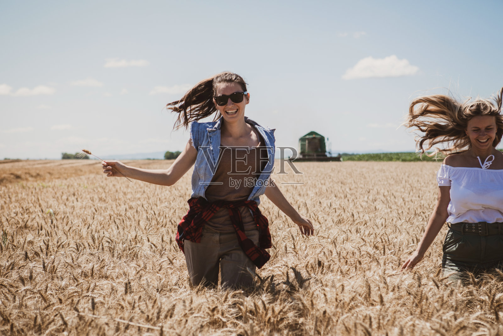 在麦田里享受照片摄影图片