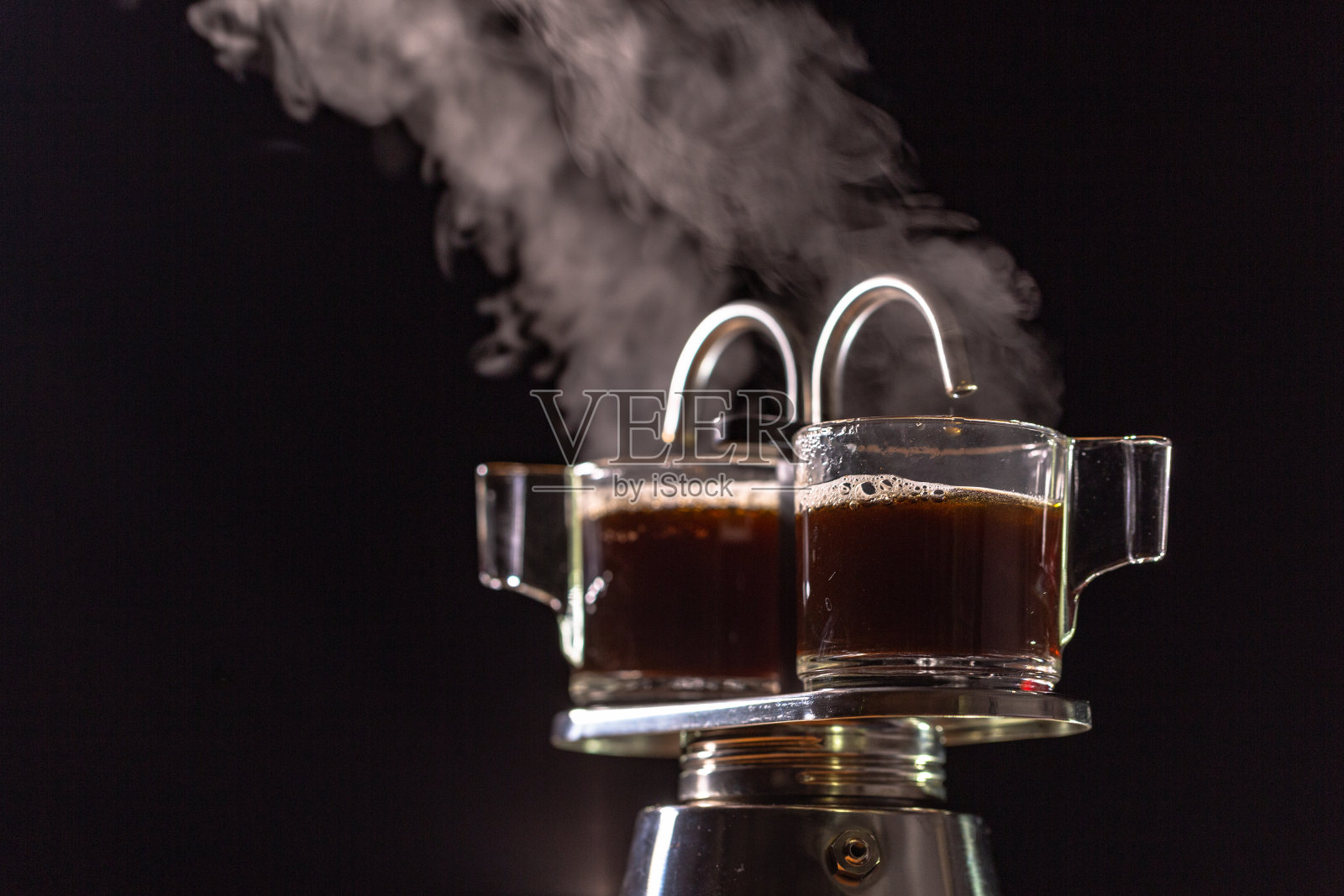 咖啡机散发出热气。照片摄影图片