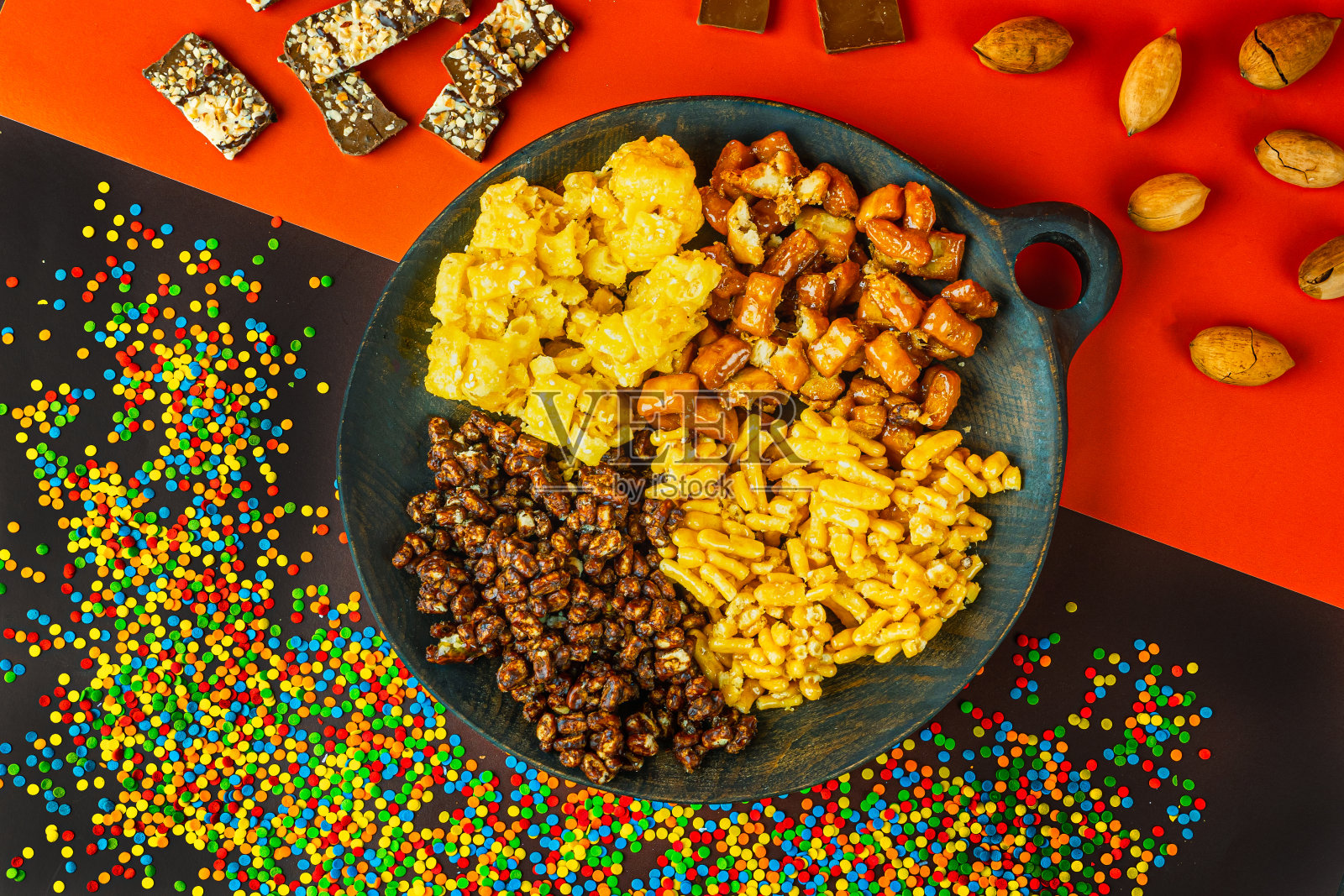 盘子里放着一套东方糖果照片摄影图片