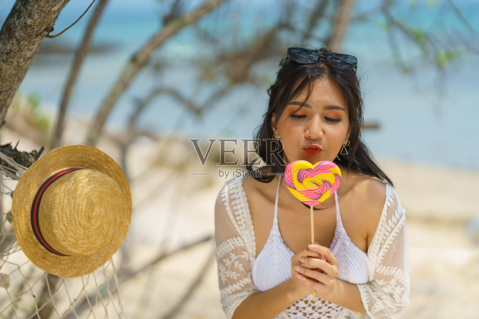 海滩上女人的肖像照片摄影图片