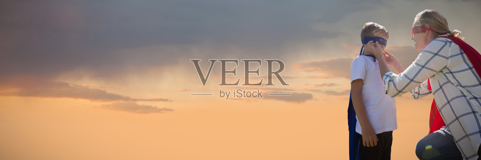 母亲和儿子假装超级英雄的合成图片照片摄影图片