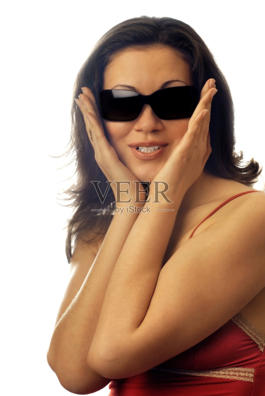 工作室照片微笑的模特在时尚的太阳镜和红色的衣服照片摄影图片