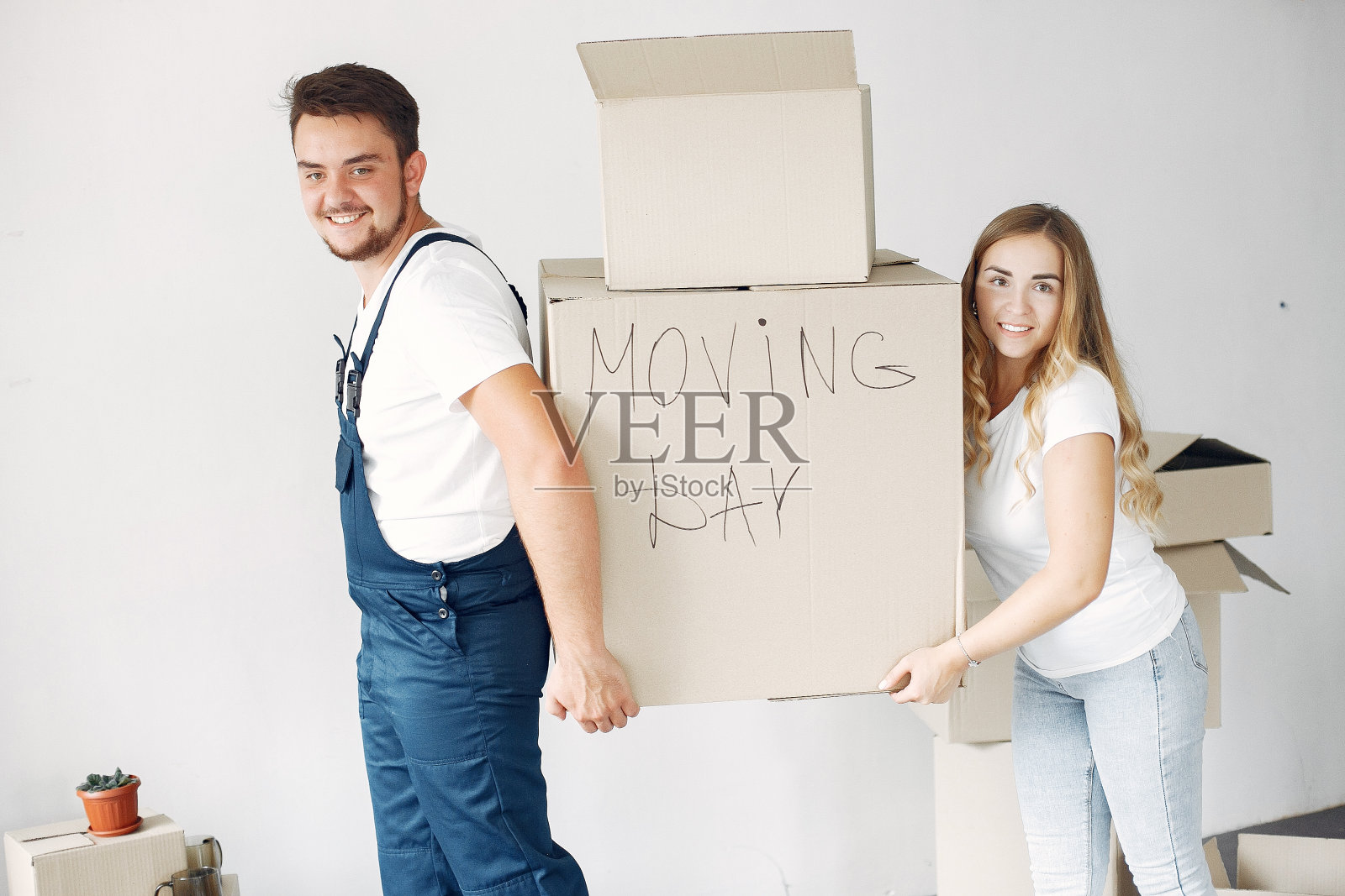 女人在用箱子移动照片摄影图片