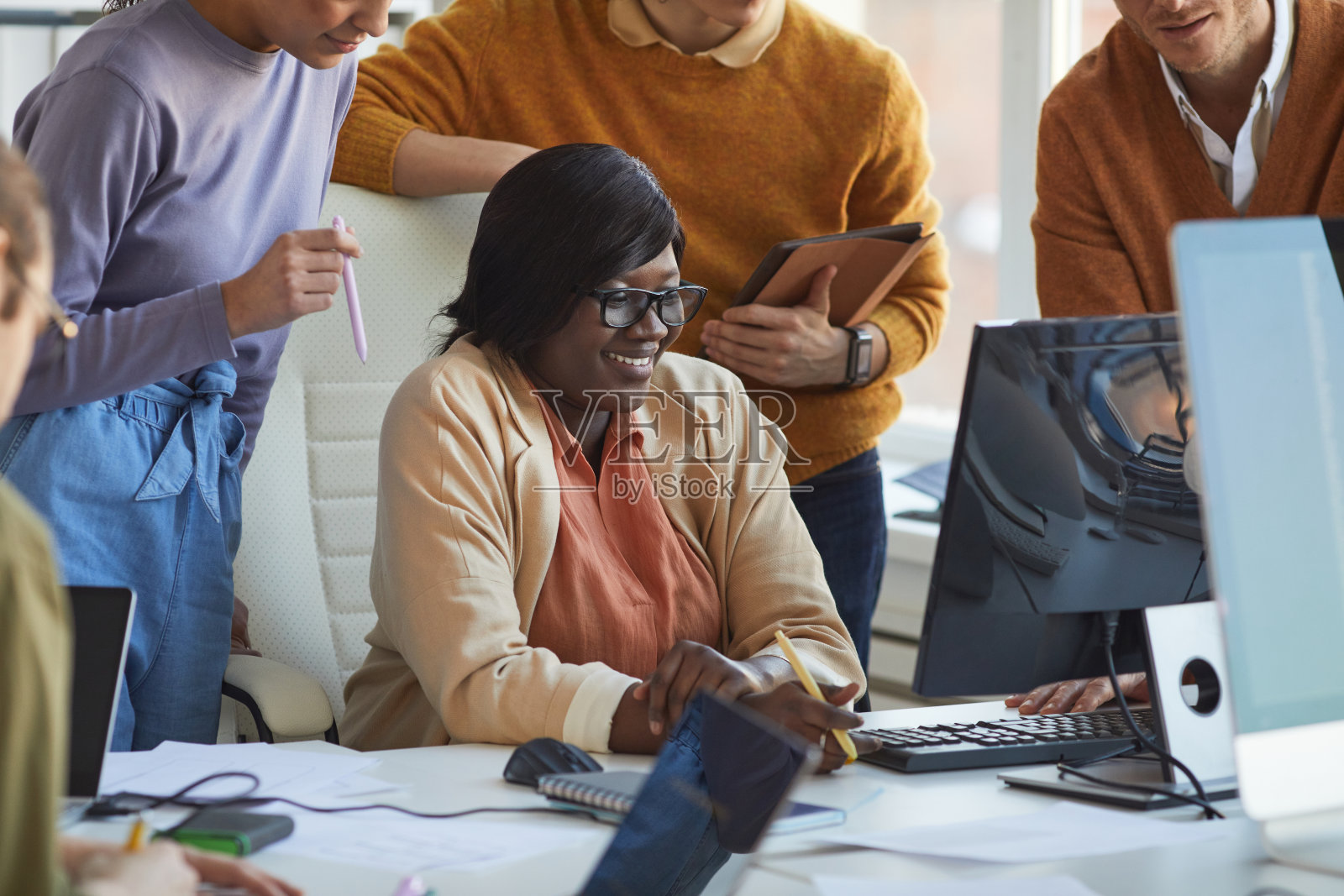 女性IT开发人员喜欢与团队一起工作照片摄影图片