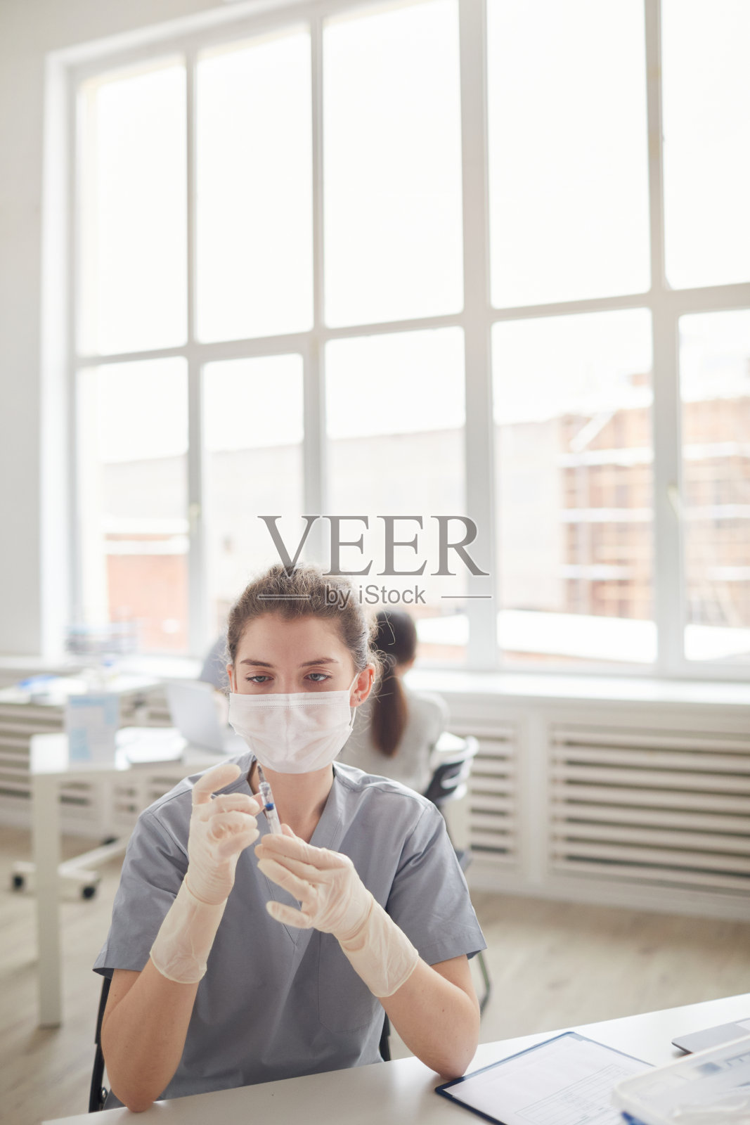 手持注射器的女护士照片摄影图片