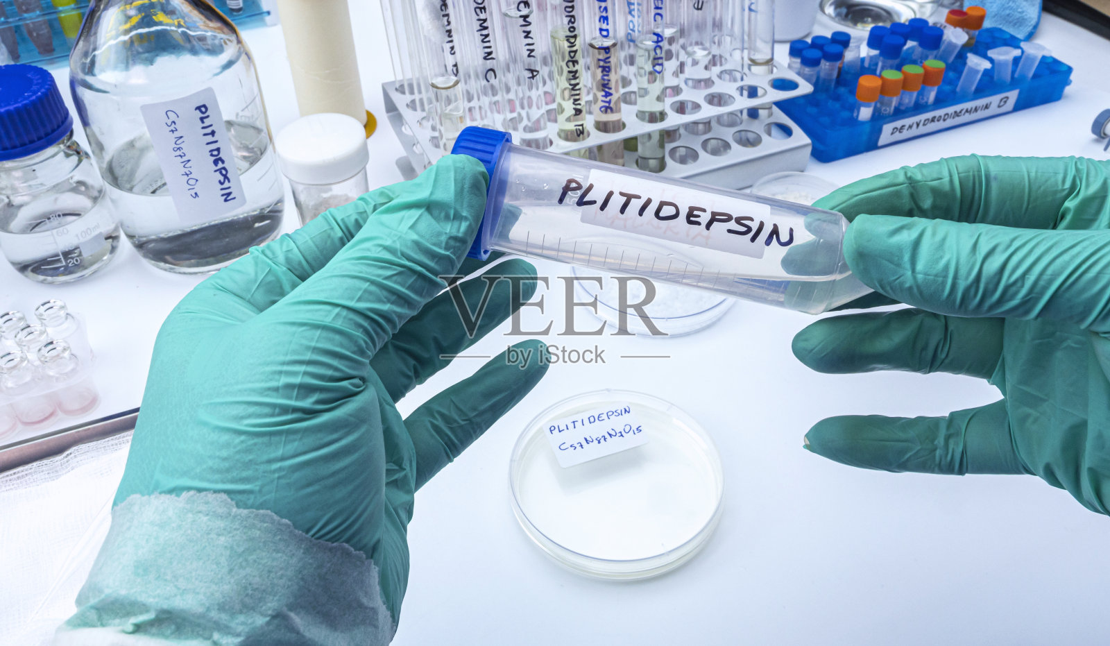 plitidepsin对SARS-CoV-2有更强的抗病毒效果，比迄今为止唯一批准的抗病毒药物照片摄影图片