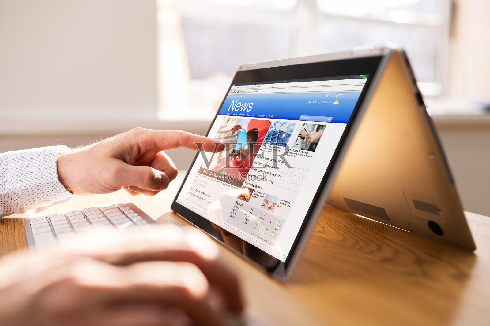 阅读在线新闻媒体。看报纸照片摄影图片