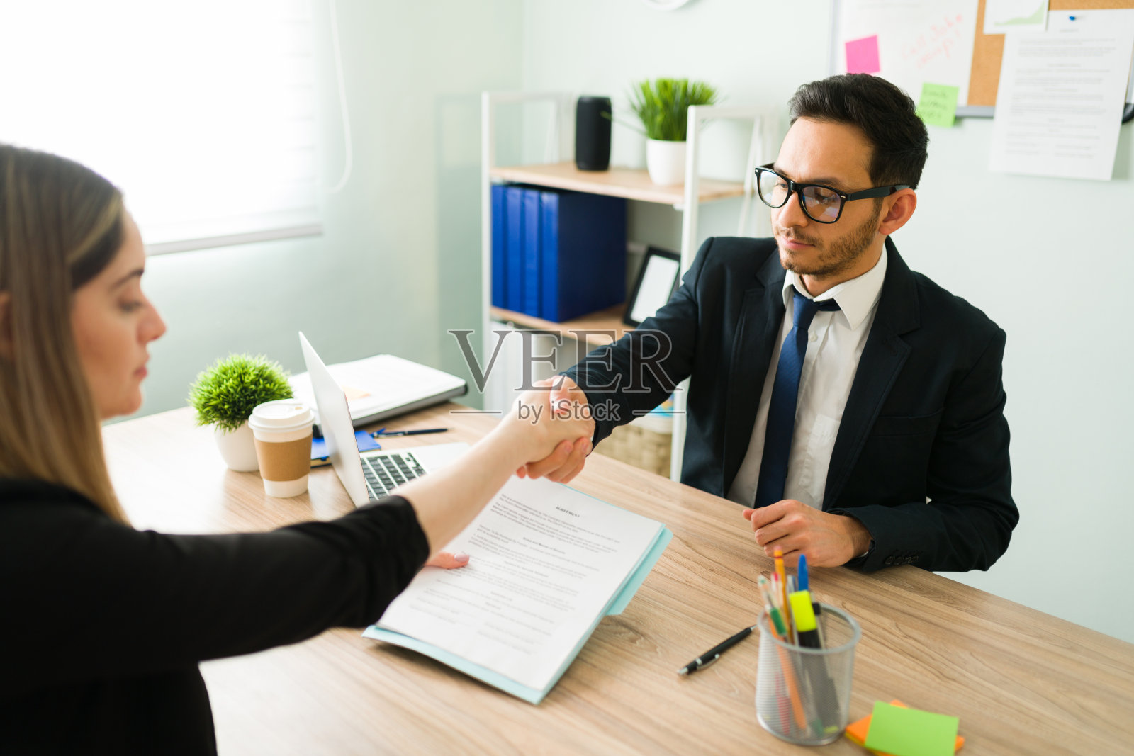 拉丁人力资源经理为一份新工作雇用一名女性照片摄影图片