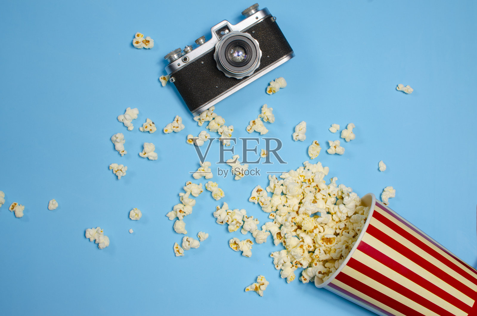 一桶爆米花和一台老式相机照片摄影图片