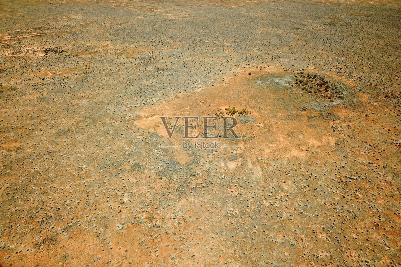 平坦的沙漠平原，没有树木照片摄影图片