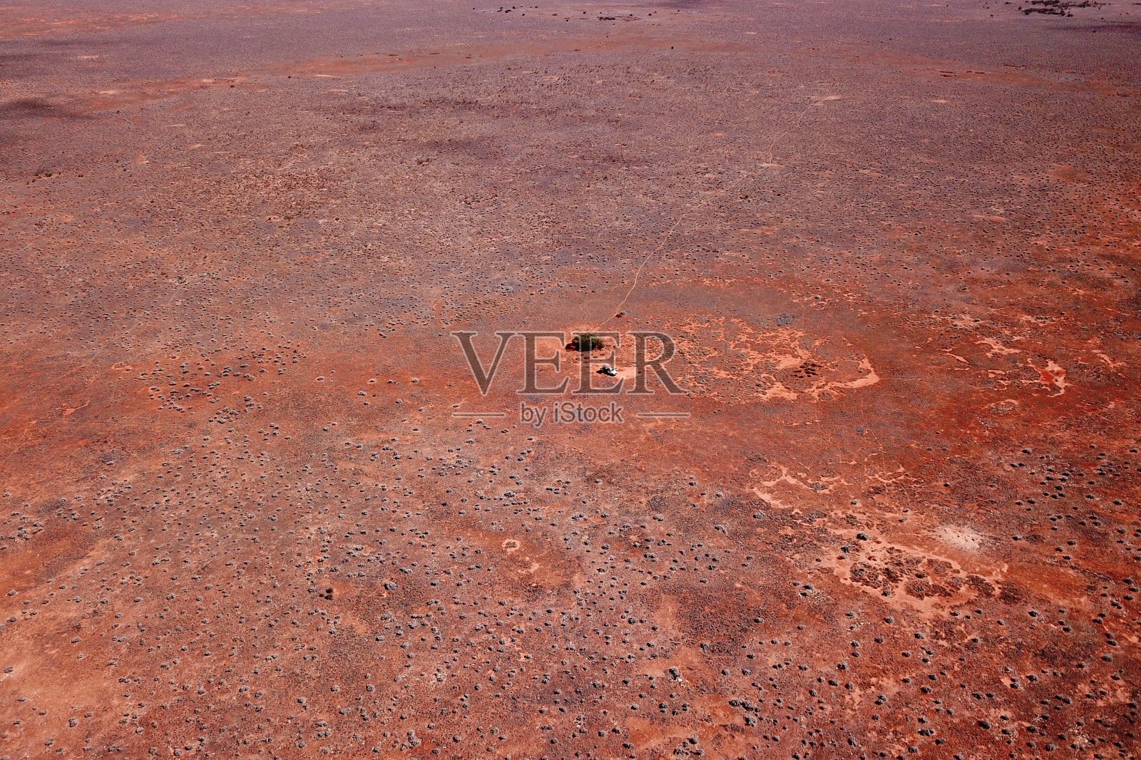 平坦的沙漠平原，没有树木照片摄影图片