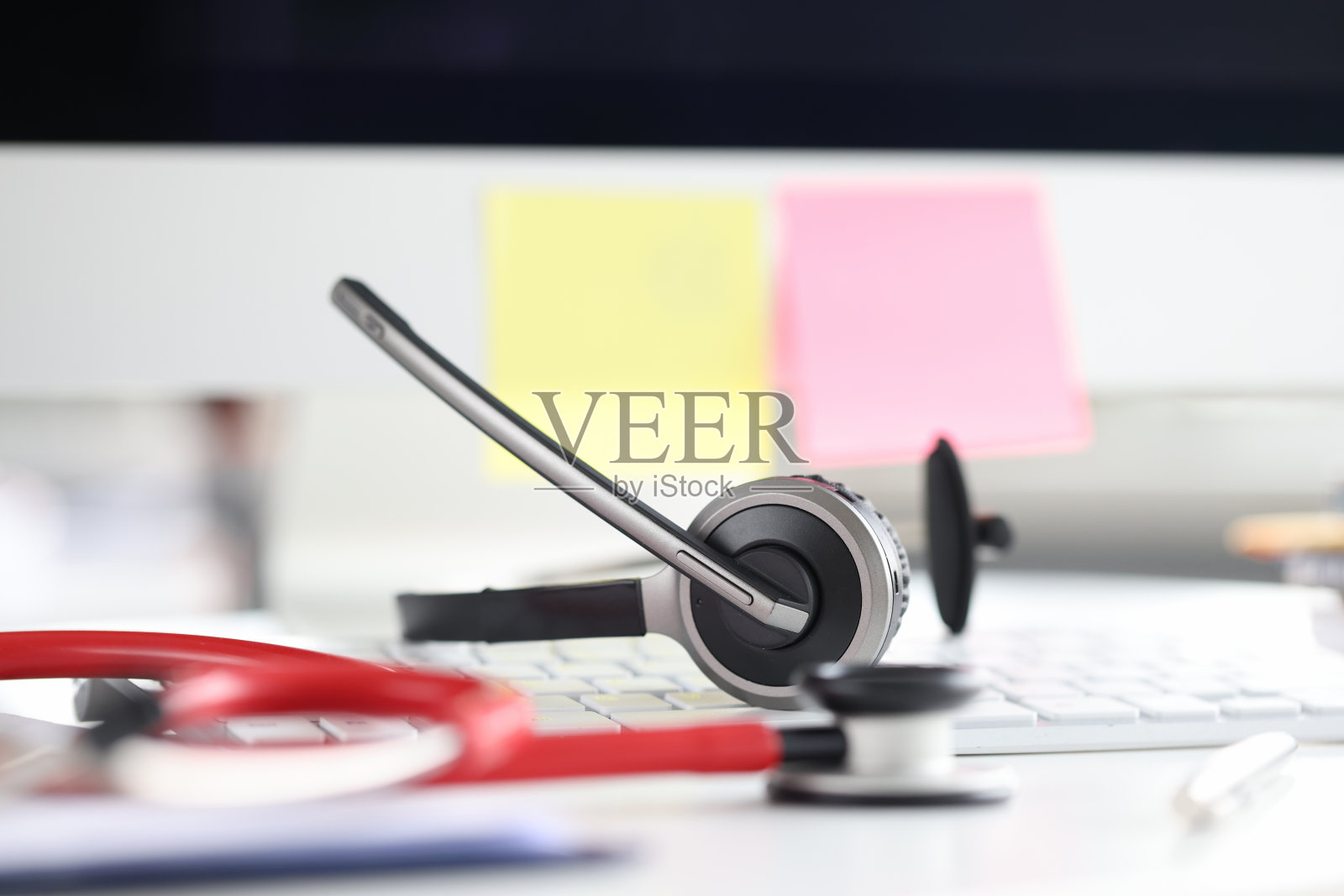 听诊器带耳机和麦克风放在电脑键盘上照片摄影图片