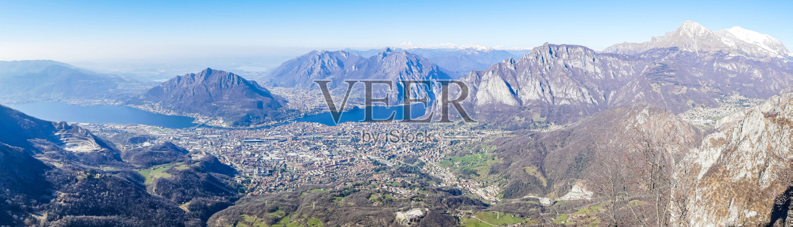 莱科湖和周围山脉的视野格外开阔照片摄影图片