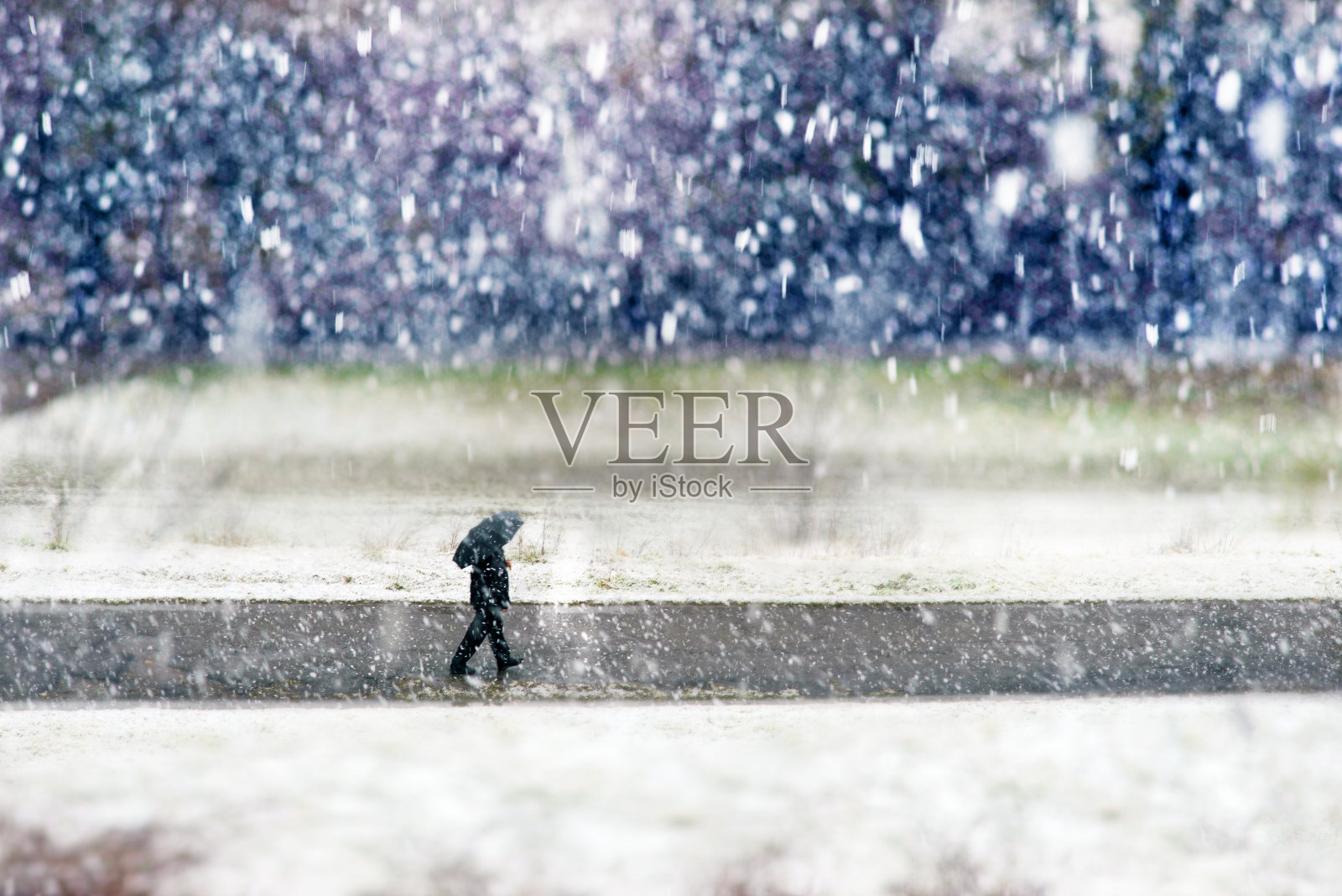 人和黑伞没有焦点照片摄影图片