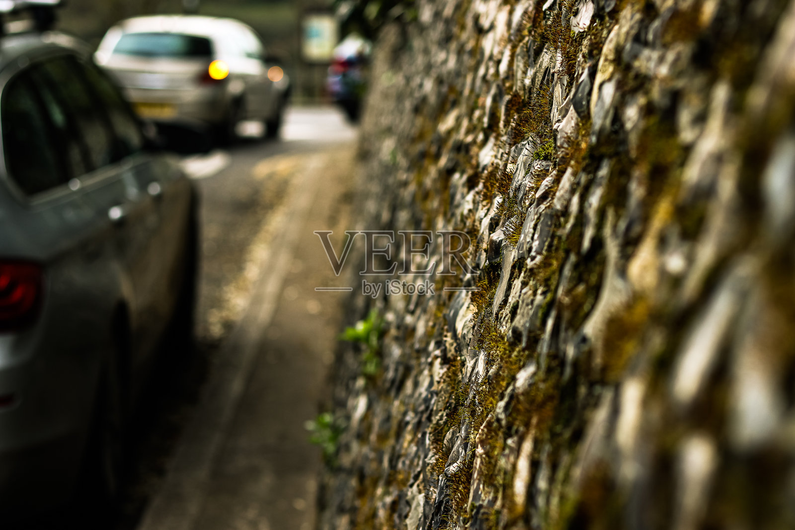 紧焦点的看法燧石墙通过道路照片摄影图片