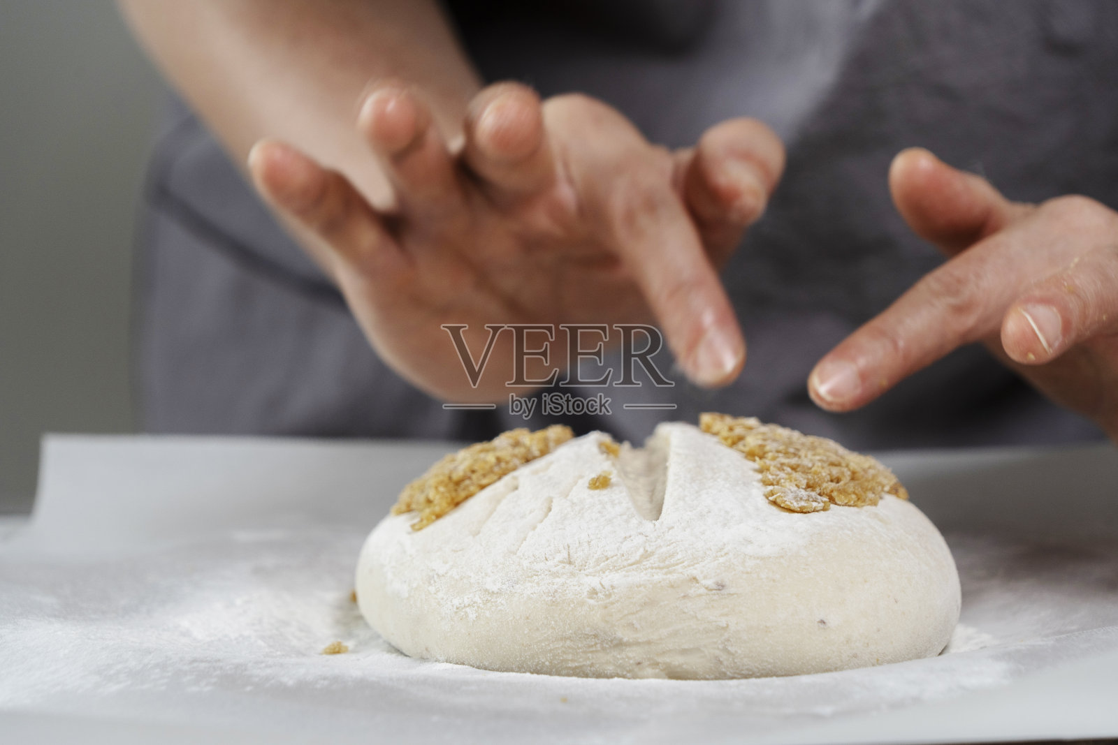 手工面包:用麦芽装饰面包照片摄影图片