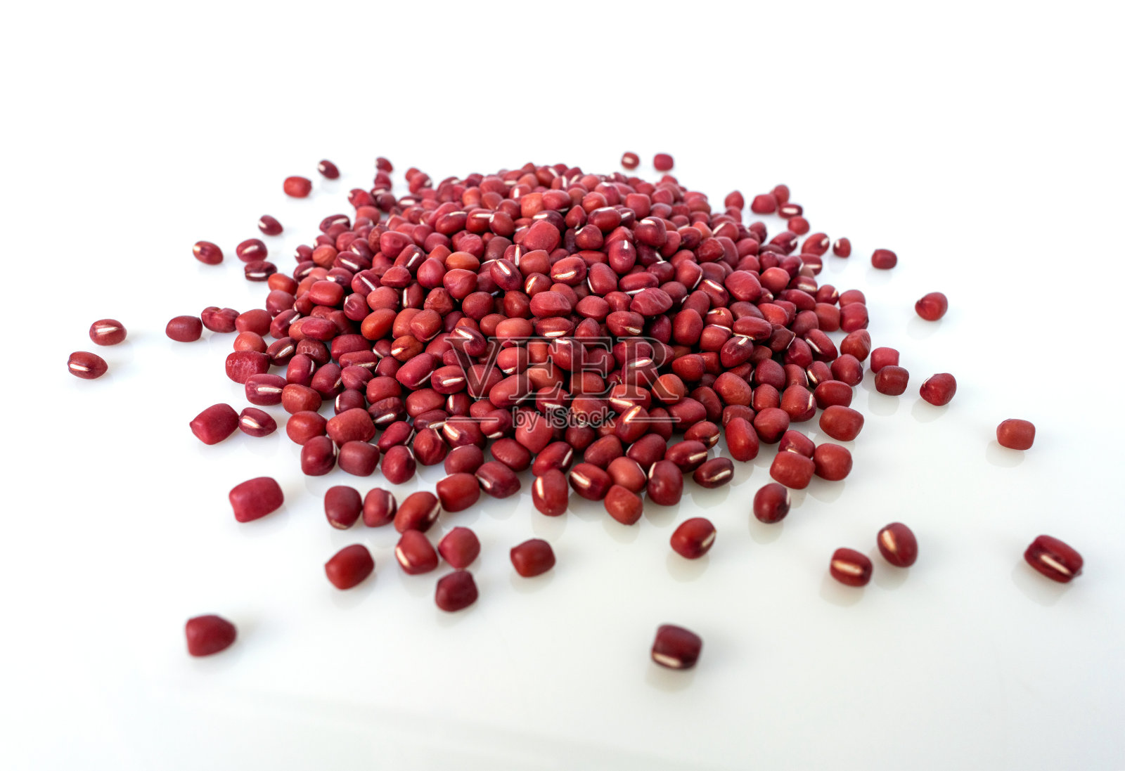 白底上孤立的红豆照片摄影图片