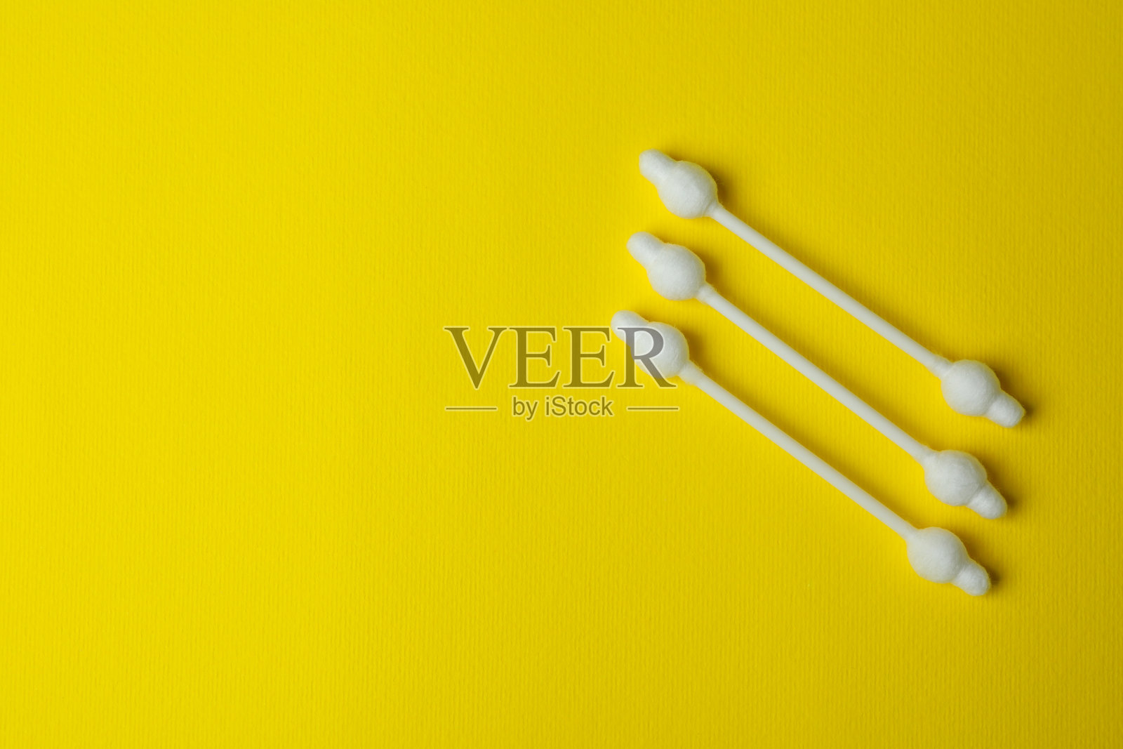 棉签在黄色背景，文字空间照片摄影图片