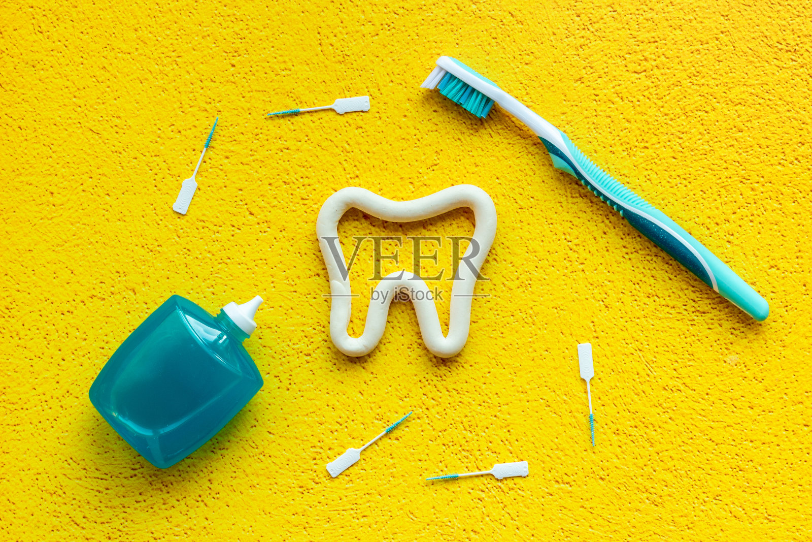 口腔护理用品平放。带有白色牙膏管和牙线的牙刷照片摄影图片