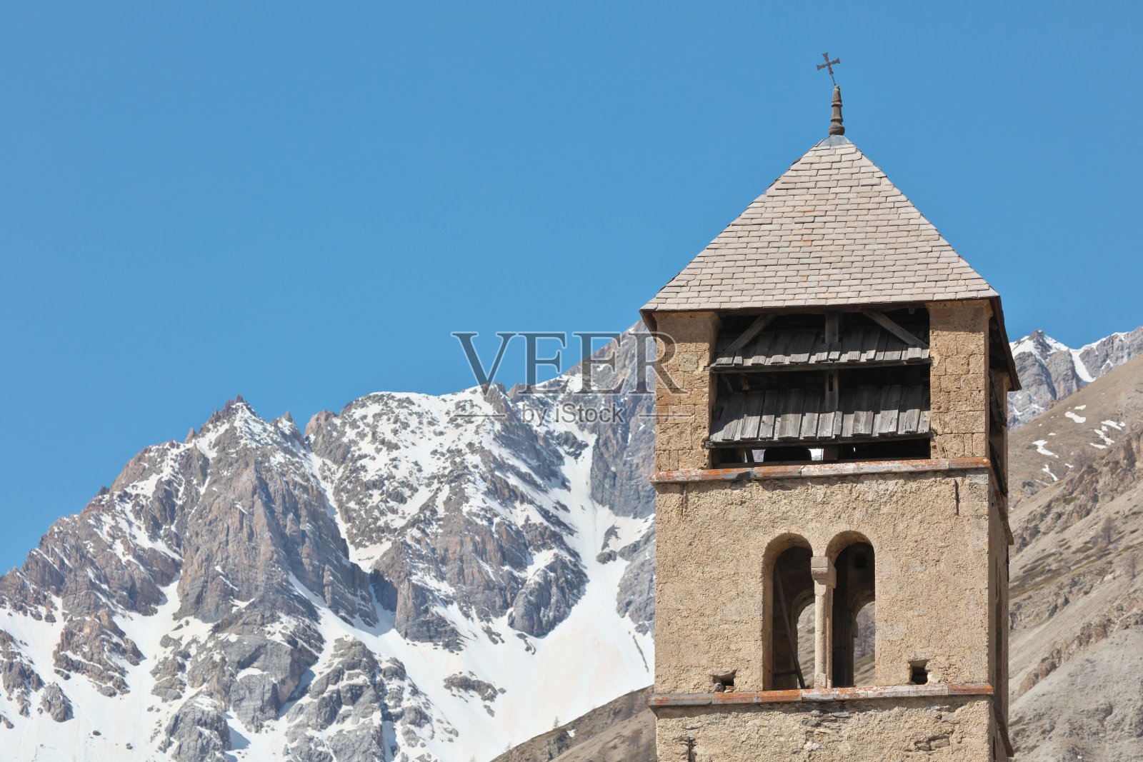 马尔雅塞特沙漠教堂圣安东尼钟楼的倾斜十字架照片摄影图片