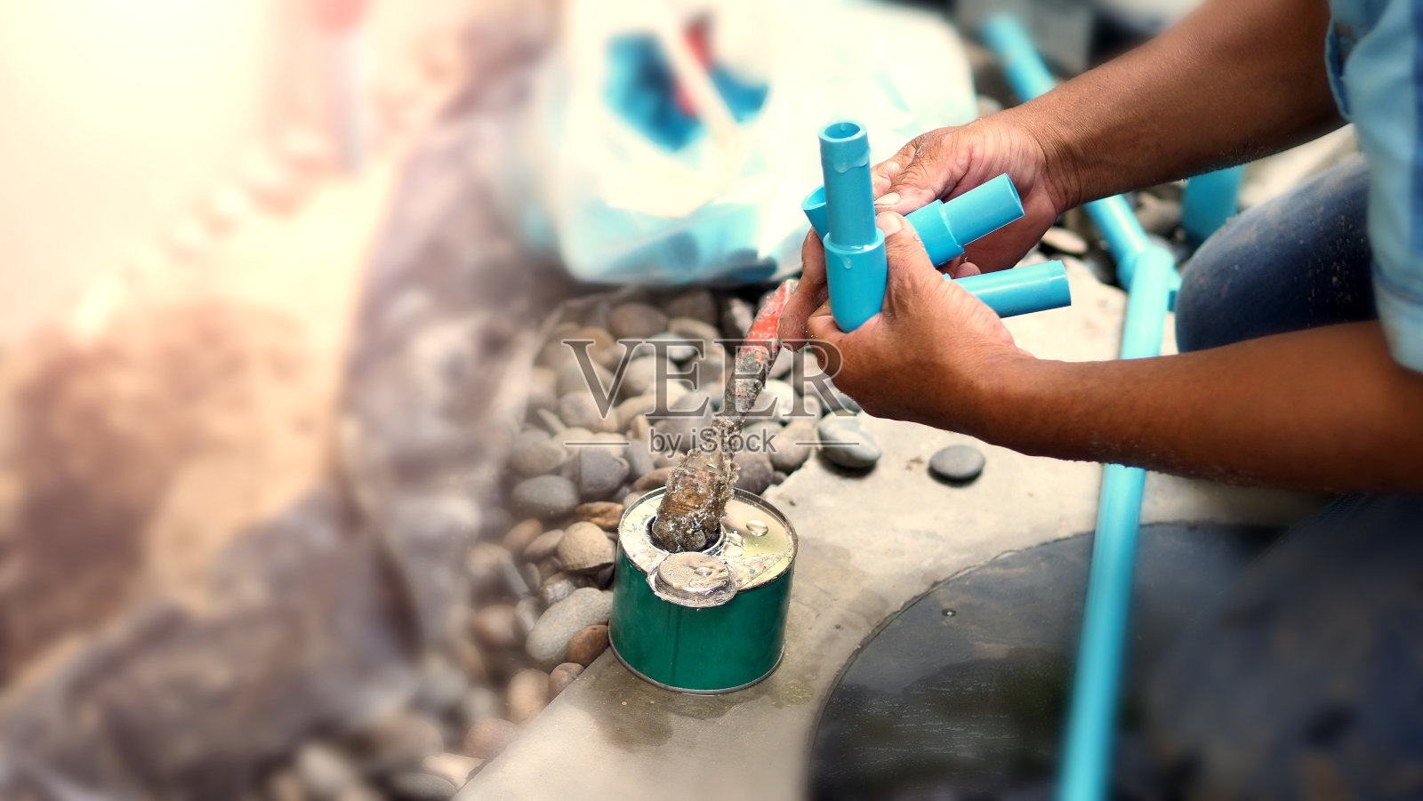 修理家里的水管破裂或损坏。清洁水泄漏的原因，需要修理或维护的水管工的建议，如更换一个新的和涂胶水重新连接。照片摄影图片