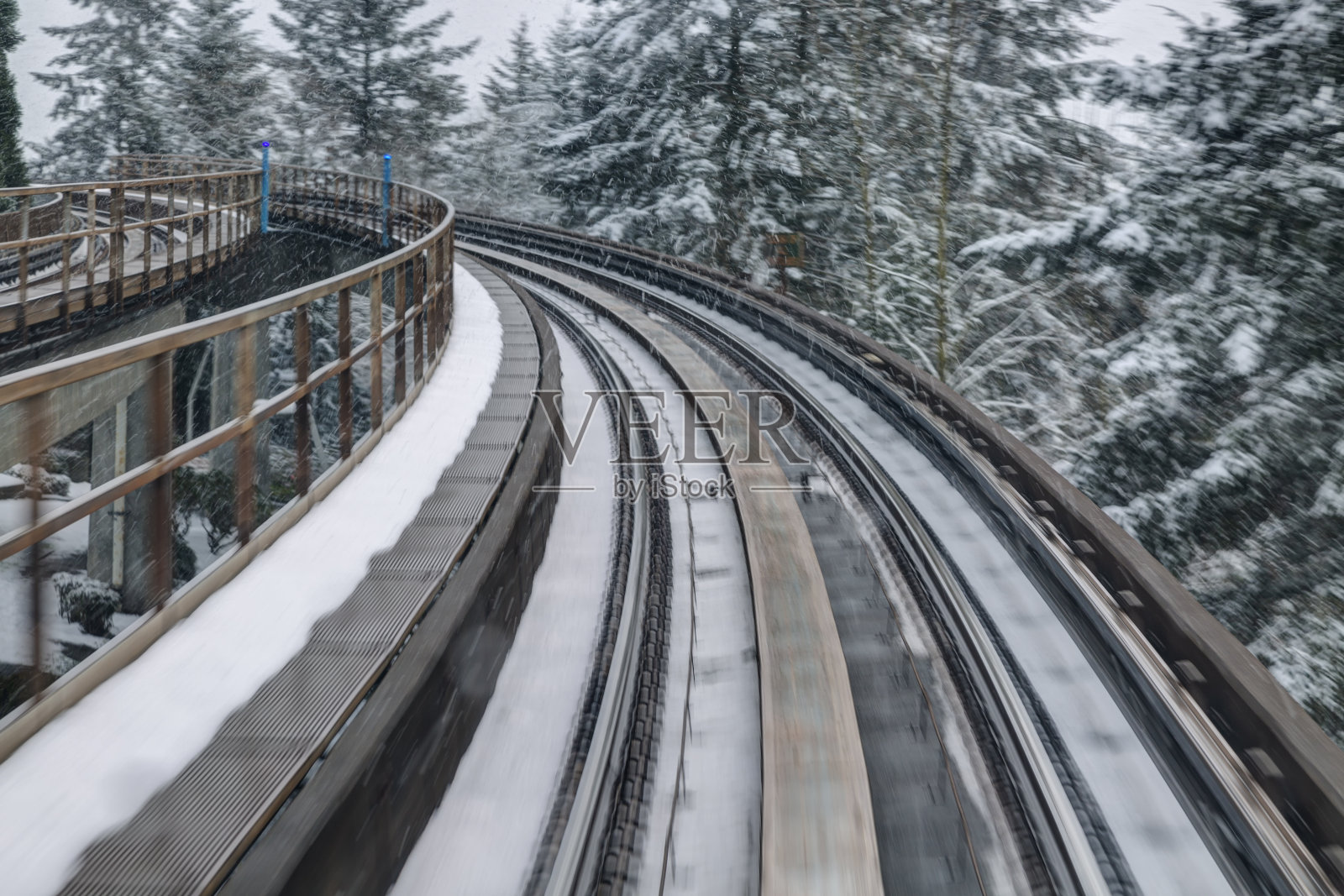 雪天里转弯的空中列车（动态模糊）照片摄影图片