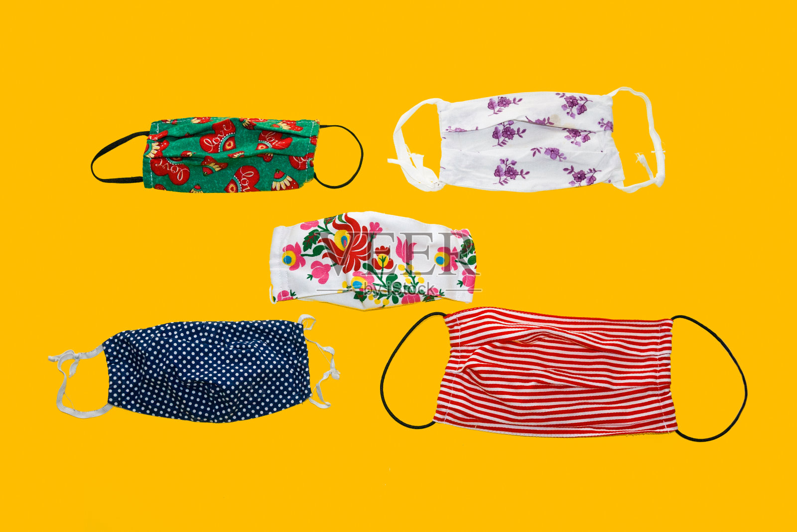 隔离组的自我，自制，织物，医用口罩在一个黄色的背景。照片摄影图片