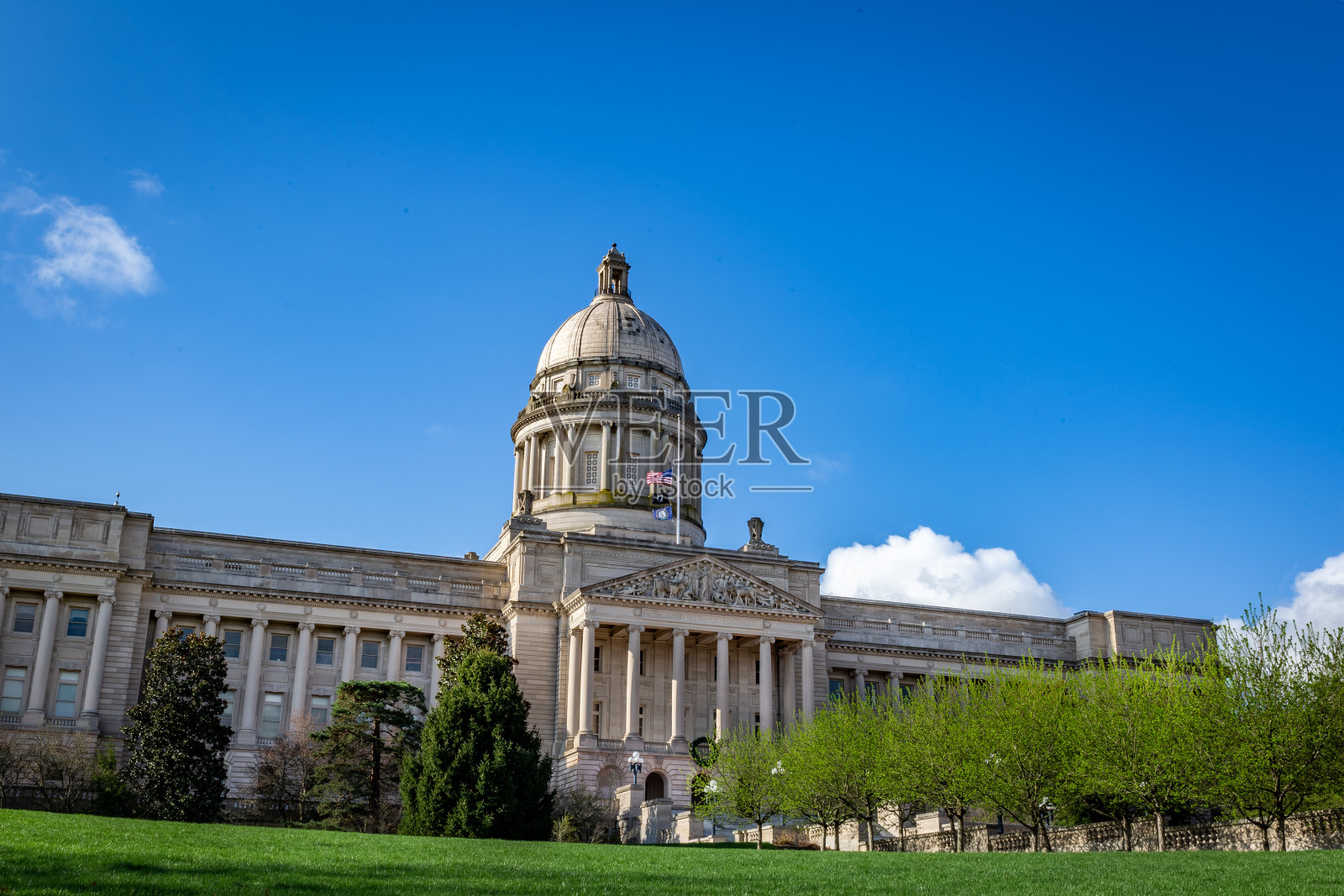 从肯塔基州首府法兰克福的肯塔基州国会大厦前的草坪上看到的景色照片摄影图片