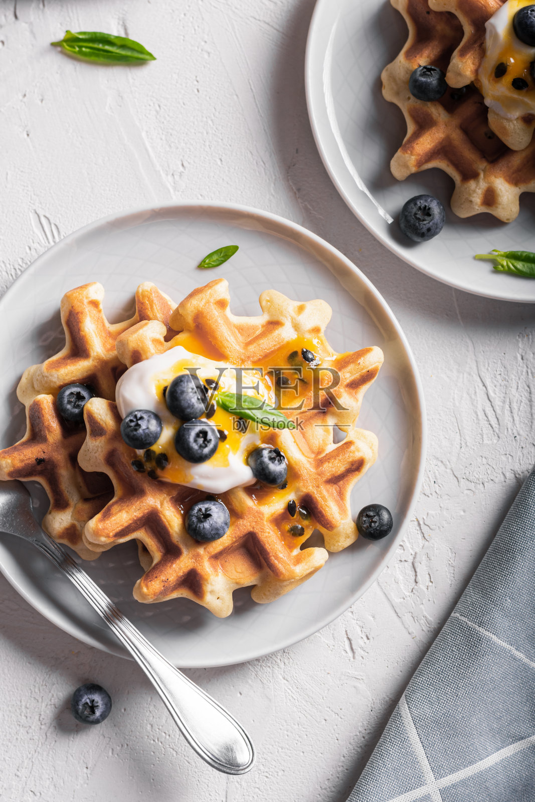早餐有华夫饼和蓝莓照片摄影图片